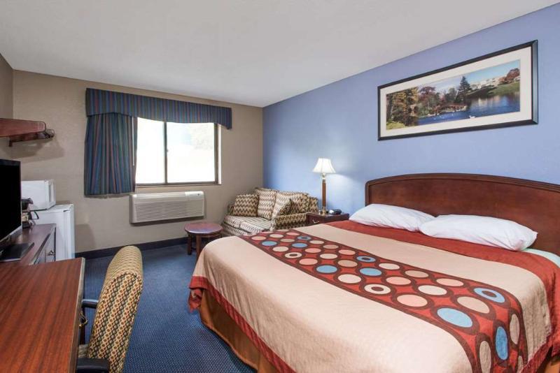 Super 8 By Wyndham Gardner Hotell Exteriör bild